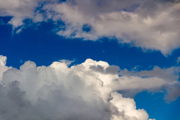 Μπλε του ουρανού με θυελλώδη σύννεφα — Φωτογραφία Αρχείου