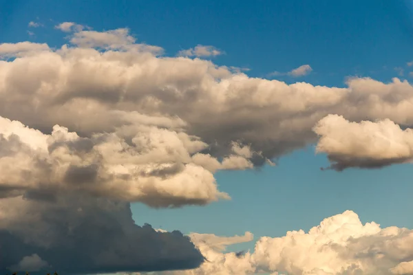 Blue sky with stormy clouds — Stock Photo, Image