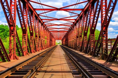 Demiryolu kırmızı bir köprü 