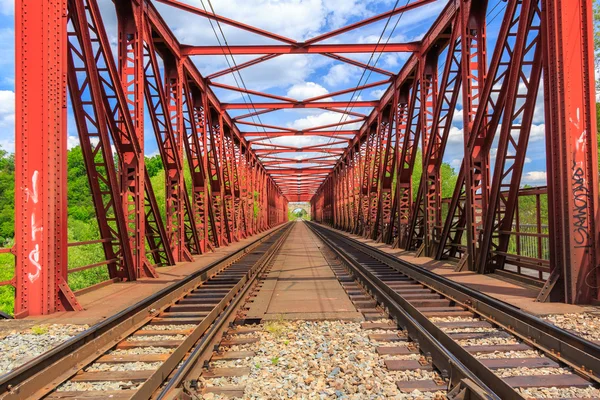 Chemin de fer sur un pont rouge — Photo