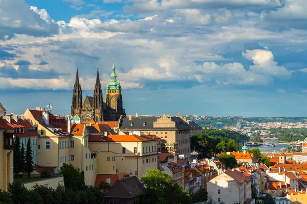 Praga, o Castelo e a Catedral de São Vito . — Fotografia de Stock