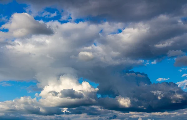 Blå himmel med stormigt moln — Stockfoto