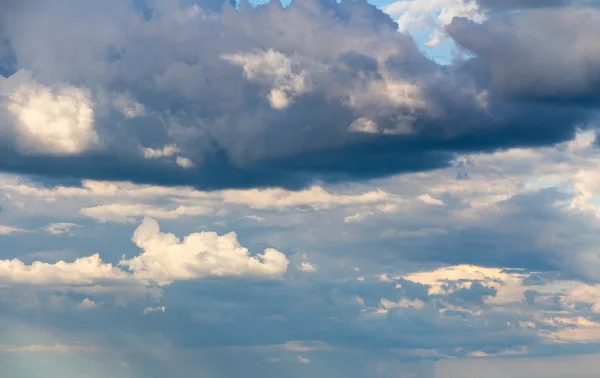 폭풍우 구름과 푸른 하늘 — 스톡 사진