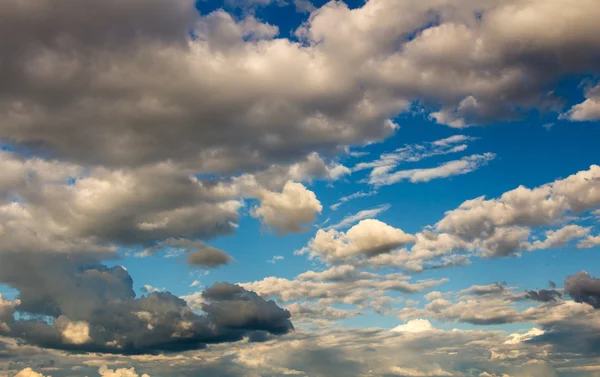 Céu azul com nuvens tempestuosas — Fotografia de Stock