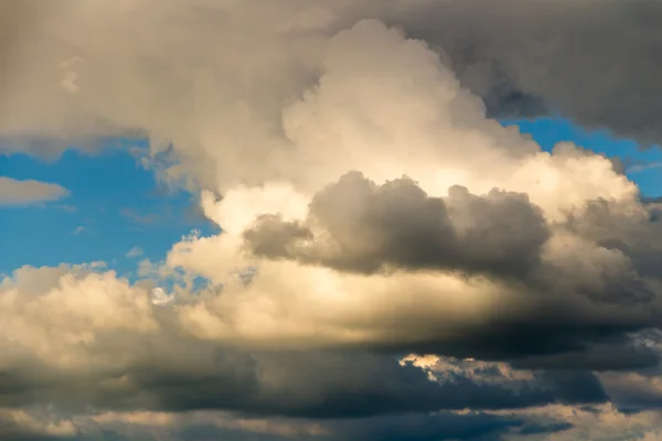 Blå himmel med stormigt moln — Stockfoto