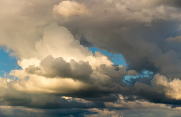 Blue sky with stormy clouds — Stock Photo, Image