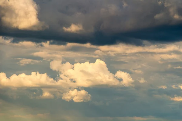 Cielo azul con nubes tormentosas — Foto de Stock