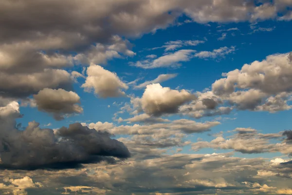 Blue sky with stormy clouds — Stock Photo, Image