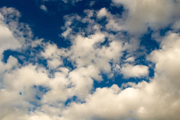 Синее небо с грозовыми облаками — стоковое фото