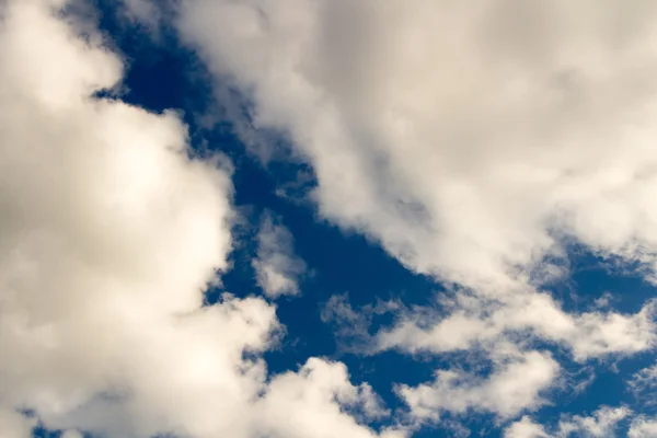 Blå himmel med stormigt moln — Stockfoto