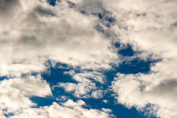 Blå himmel med stormigt moln — Stockfoto