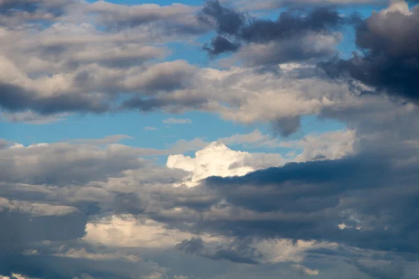 Cielo azul con nubes tormentosas — Foto de Stock