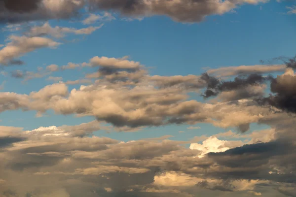 Cielo azul con nubes tormentosas — Foto de Stock