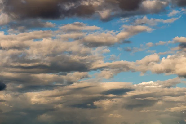 Cielo azul con nubes tormentosas — Foto de Stock