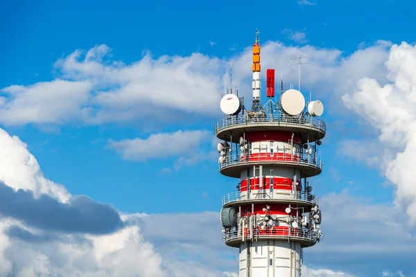 Telekommunikationsturm mit Antennen — Stockfoto