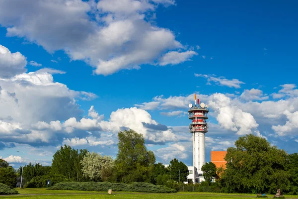 Torre di telecomunicazione con antenne — Foto Stock