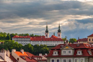 Gün batımında Strahov Manastırı
