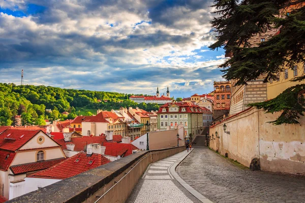 Terrakottarote Dächer der Stadt Prag — Stockfoto
