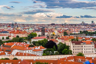 gün batımında Prag'daki Charles Köprüsü