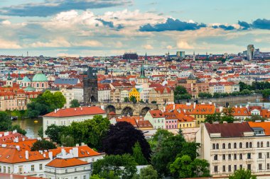 gün batımında Prag'daki Charles Köprüsü