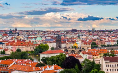 gün batımında Prag'daki Charles Köprüsü