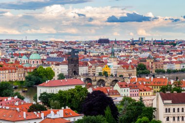 gün batımında Prag'daki Charles Köprüsü