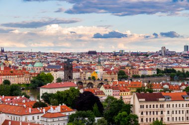 gün batımında Prag'daki Charles Köprüsü