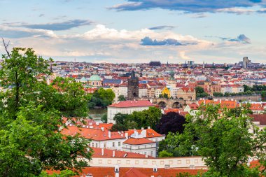 gün batımında Prag'daki Charles Köprüsü