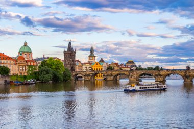 gün batımında Prag'daki Charles Köprüsü