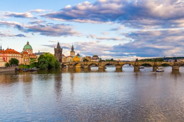 gün batımında Prag'daki Charles Köprüsü