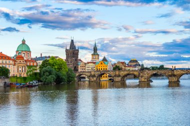 gün batımında Prag'daki Charles Köprüsü