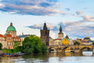 gün batımında Prag'daki Charles Köprüsü