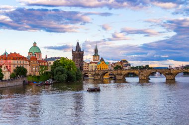 gün batımında Prag'daki Charles Köprüsü