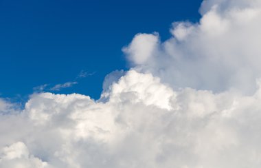 Bulutlu mavi gökyüzü