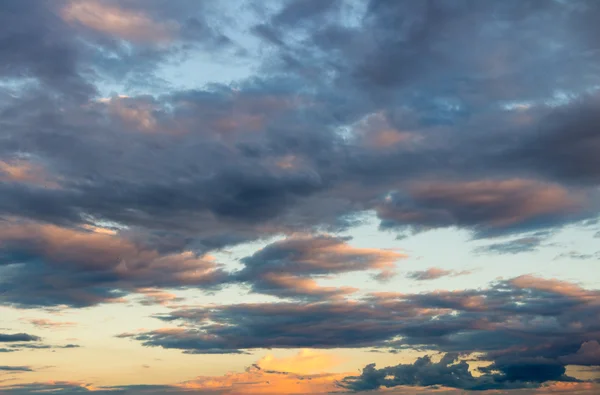 美しい曇り空と太陽光線と. — ストック写真