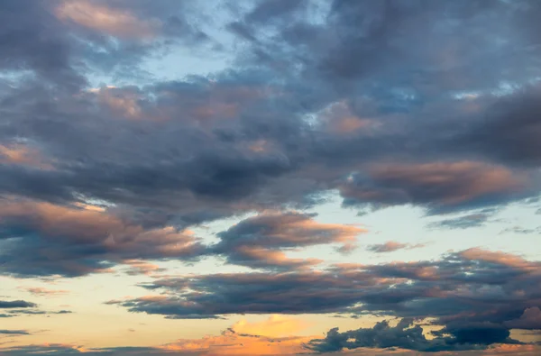 Schöner bewölkter Himmel mit Sonnenstrahlen. — Stockfoto