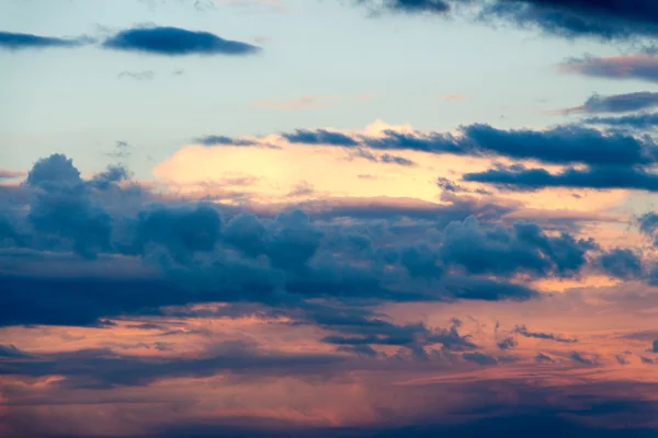 Hermoso cielo nublado con rayos de sol . —  Fotos de Stock