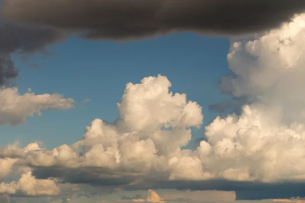 Vackra molnig himmel med solstrålarna. — Stockfoto