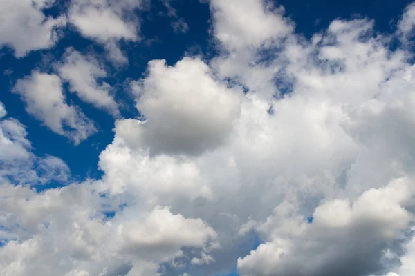 Cielo blu con sfondo nuvole — Foto Stock