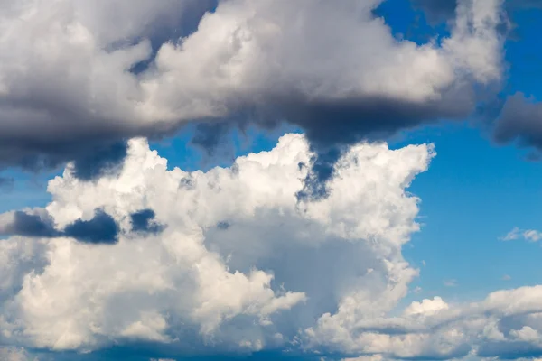 Blå himmel med moln bakgrund — Stockfoto