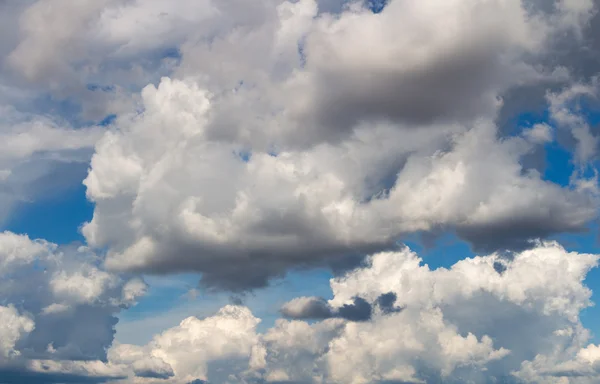 Blå himmel med moln bakgrund — Stockfoto