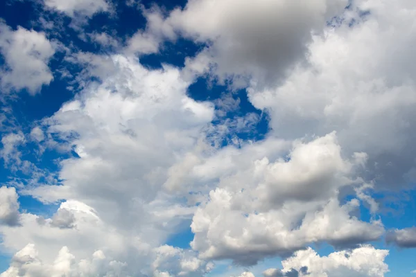 Blå himmel med moln bakgrund — Stockfoto