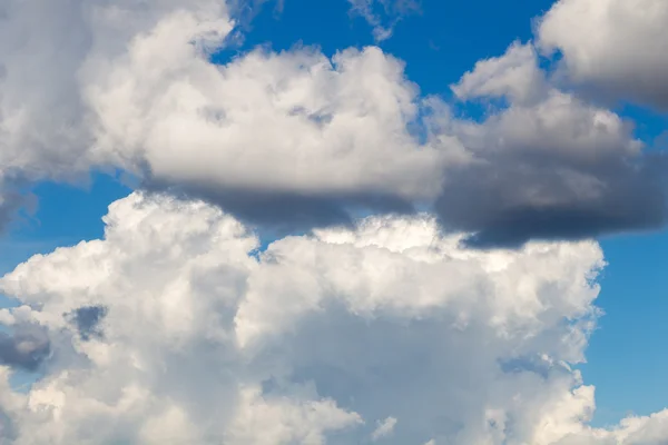 Blå himmel med moln bakgrund — Stockfoto