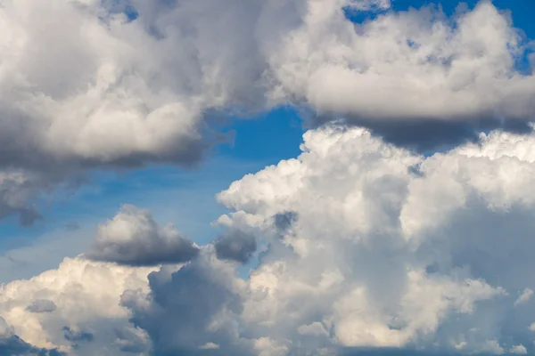 Blå himmel med moln bakgrund — Stockfoto