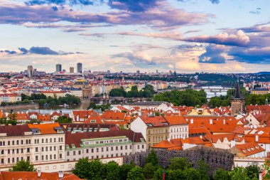 gün batımında Prag'daki Charles Köprüsü
