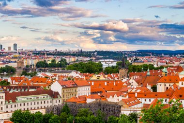 gün batımında Prag'daki Charles Köprüsü