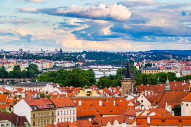 gün batımında Prag'daki Charles Köprüsü