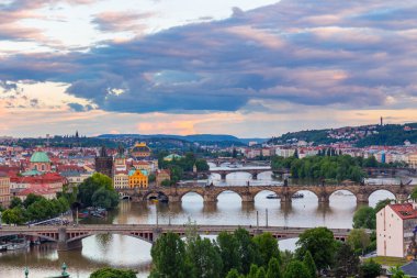 Prag köprüler, şehir günbatımı panorama