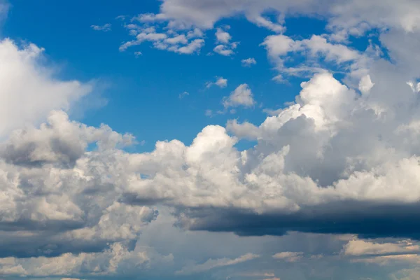 Blå himmel med moln bakgrund — Stockfoto