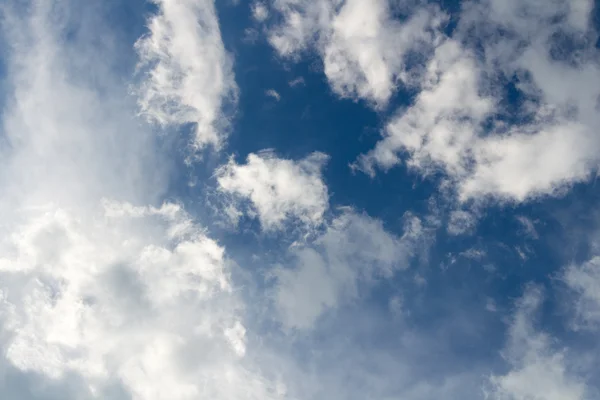 Blå himmel med moln bakgrund — Stockfoto